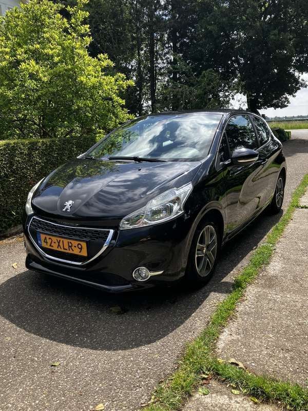 Zwart Gebruikt 2012 Peugeot 208 Envy Hatchback | € 4.650 (Eerlijke prijs) - Afbeelding 1/4