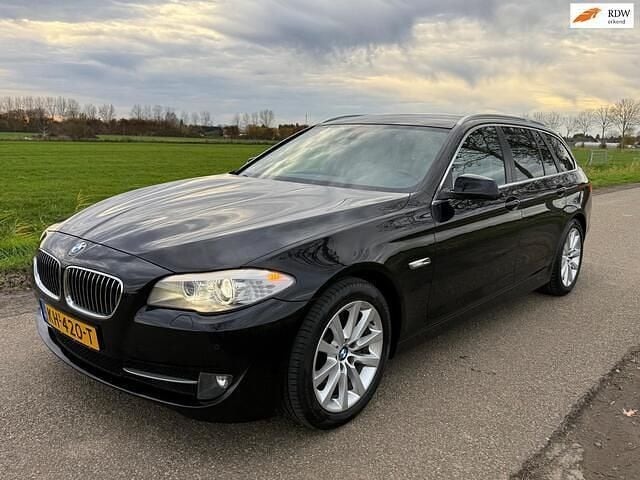 Zwart Gebruikt 2013 BMW 528 Stationwagen | € 11.900 (Goede deal) - Afbeelding 1/4