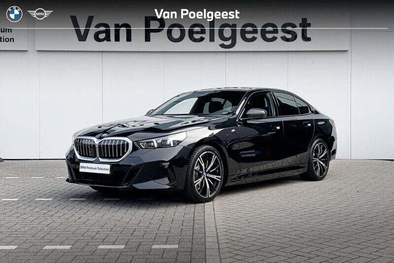 Saphirschwarz metallic (zwart metallic) Gebruikt 2024 BMW 530e M Sport Sedan | € 67.900 - Afbeelding 1/4