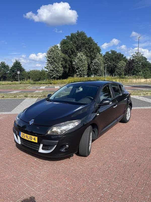 Zwart Gebruikt 2010 Renault Mégane III Hatchback | € 3.000 (Goede deal) - Afbeelding 1/4