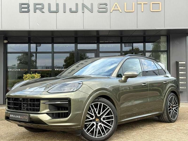 Groen, metallic lak Gebruikt 2024 Porsche Cayenne Sport SUV | € 119.950 - Afbeelding 1/4
