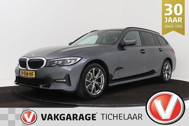 Grijs Gebruikt 2021 BMW 318 Executive Stationwagen | € 22.899 (Goede deal) - Afbeelding 1/4