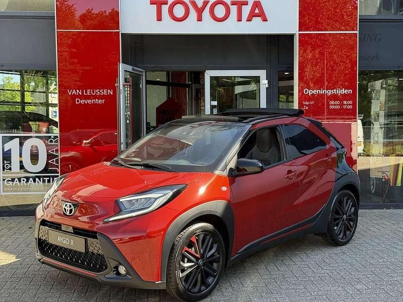 Rood Nieuw 2025 Toyota Aygo X Premium SUV | € 29.179 - Afbeelding 1/4