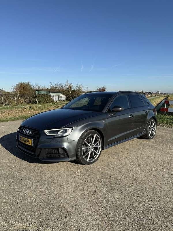 Grijs Gebruikt 2017 Audi A3 S-Line Hatchback | € 16.950 (Eerlijke prijs) - Afbeelding 1/4