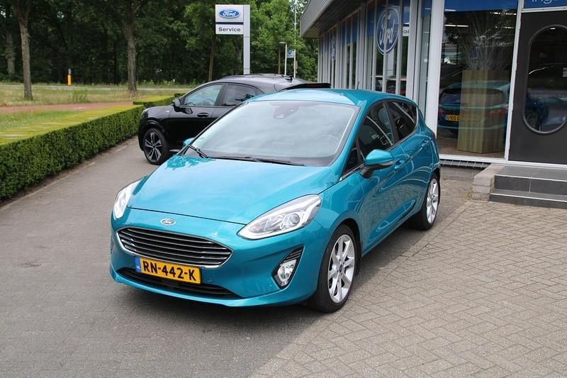Blauw Gebruikt 2018 Ford Fiesta Titanium Hatchback | € 11.950 (Eerlijke prijs) - Afbeelding 1/4