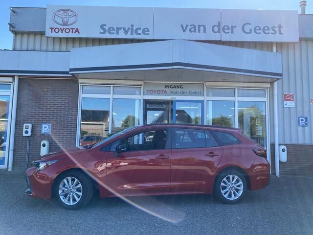 Rood Nieuw 2025 Toyota Corolla Active Stationwagen | € 35.445 (Iets duurder) - Afbeelding 1/4