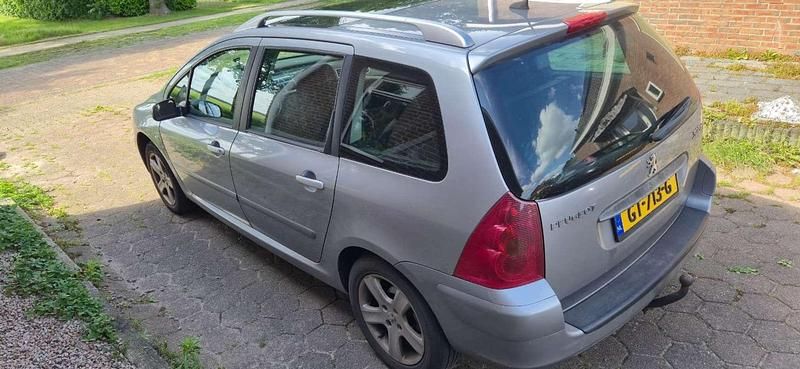 Grijs Occasion 2005 Peugeot 307 Premium Stationwagen | € 750 (Goede deal) - Afbeelding 1/4