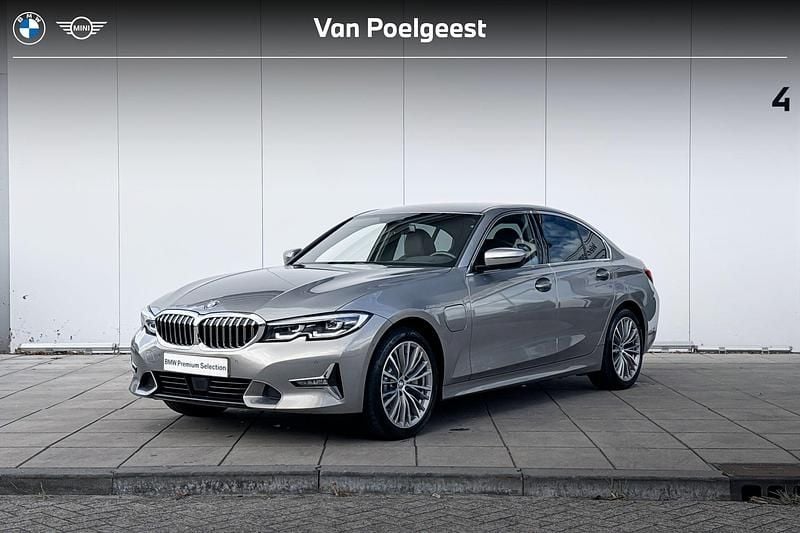 Grijs Gebruikt 2020 BMW 330e Executive Sedan | € 30.900 (Eerlijke prijs) - Afbeelding 1/4
