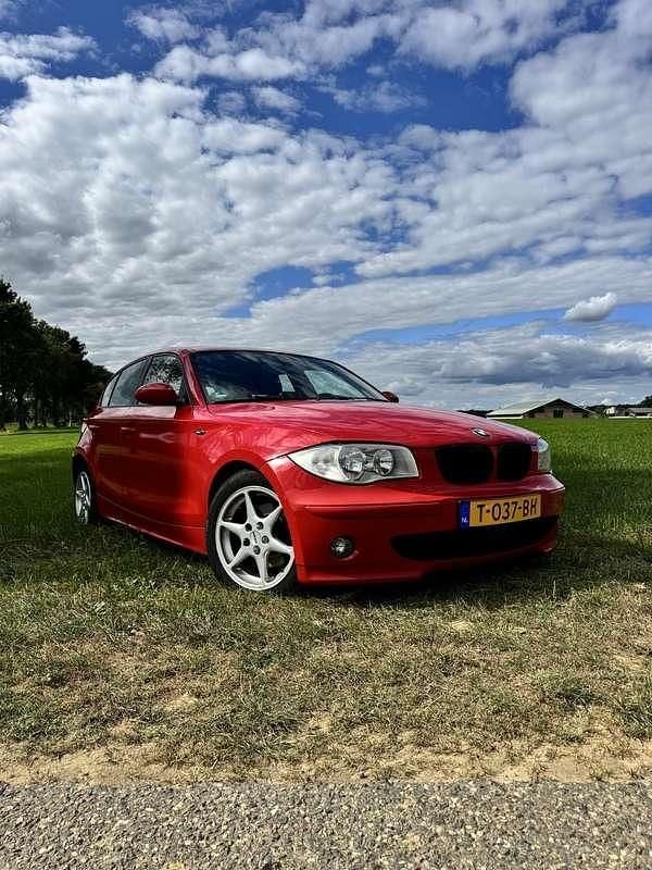 Rood Gebruikt 2006 BMW 116 Hatchback | € 3.450 (Eerlijke prijs) - Afbeelding 1/4
