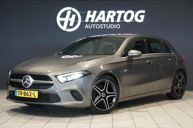 Grijs Gebruikt 2018 Mercedes A180 Hatchback | € 21.900 (Eerlijke prijs) - Afbeelding 1/4