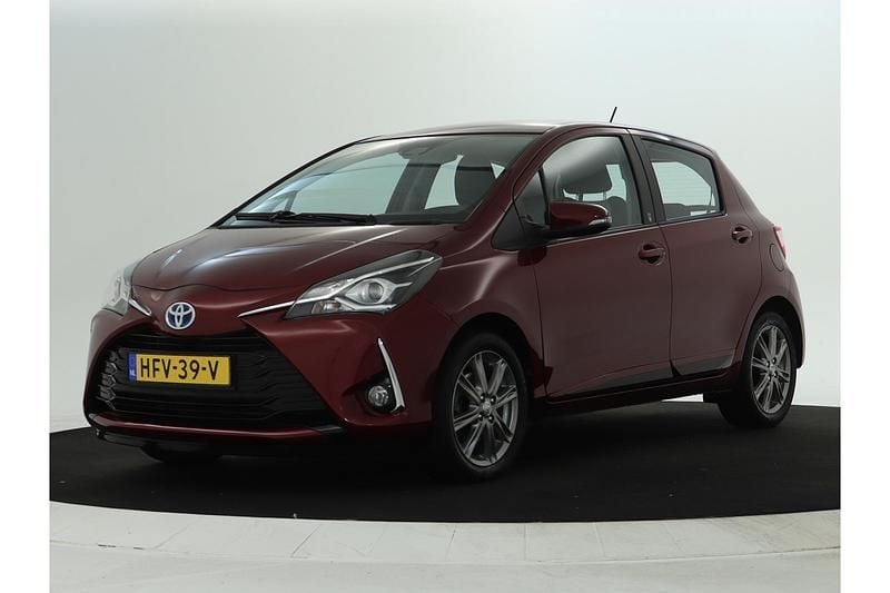 Rood Gebruikt 2018 Toyota Yaris Hybrid Plus Hatchback | € 16.745 (Eerlijke prijs) - Afbeelding 1/1