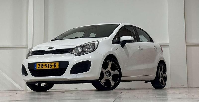 Wit Occasion 2011 Kia Rio Comfort Hatchback | € 5.444 (Eerlijke prijs) - Afbeelding 1/3