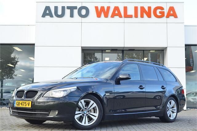 Zwart (metallic) Gebruikt 2008 BMW 535 Executive Stationwagen | € 3.950 (Eerlijke prijs) - Afbeelding 1/4
