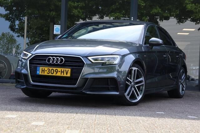 Grijs Gebruikt 2020 Audi A3 Sport Sedan | € 23.345 (Iets duurder) - Afbeelding 1/4