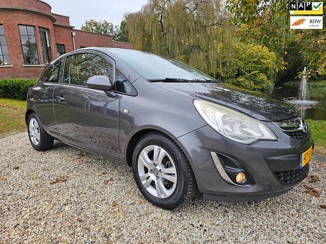 Grijs Gebruikt 2011 Opel Corsa Cosmo Hatchback | € 2.999 (Eerlijke prijs) - Afbeelding 1/4