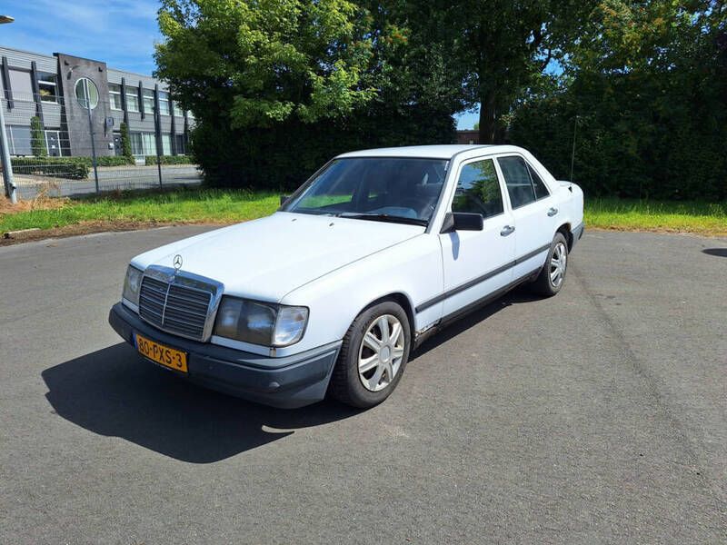 Wit Gebruikt 1986 Mercedes 300 Sedan | € 3.999 - Afbeelding 1/4