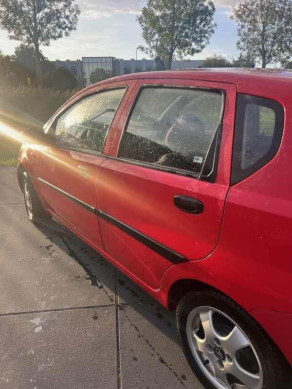 Rood Gebruikt 2003 Chevrolet Kalos Hatchback | € 1.400 (Eerlijke prijs) - Afbeelding 1/4