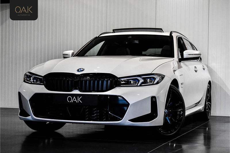 Wit Gebruikt 2022 BMW 330e M Sport Stationwagen | € 47.900 (Duur) - Afbeelding 1/3