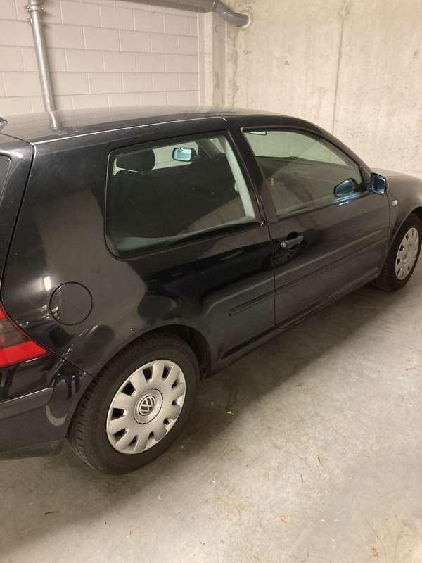 Zwart Gebruikt 2001 VW Golf IV Trendline Hatchback | € 999 (Goede deal) - Afbeelding 1/4