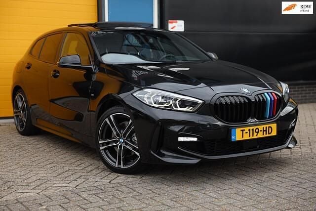 Zwart Gebruikt 2022 BMW 118 Comfort Edition Hatchback | € 25.950 (Eerlijke prijs) - Afbeelding 1/4