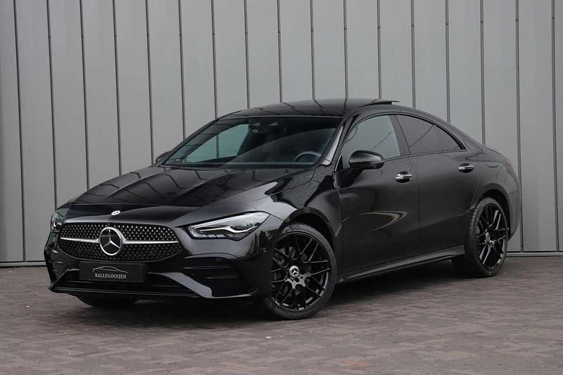 Zwart, metallic lak Gebruikt 2023 Mercedes CLA250 AMG Sedan | € 42.500 (Iets duurder) - Afbeelding 1/4