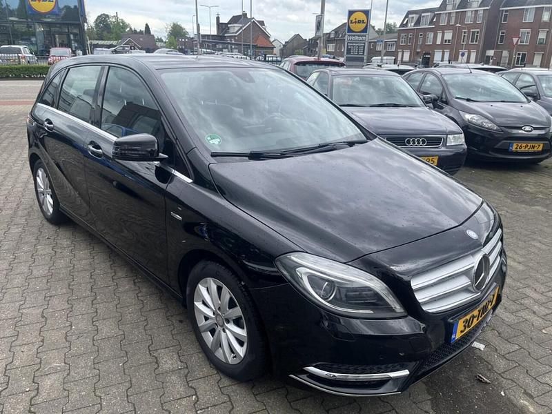 Zwart Occasion 2012 Mercedes B180 Ambition MPV | € 13.940 (Duur) - Afbeelding 1/4