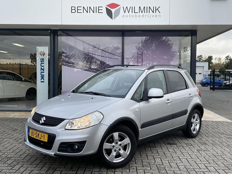 Grijs Gebruikt 2011 Suzuki SX4 Exclusive MPV | € 8.490 (Eerlijke prijs) - Afbeelding 1/4