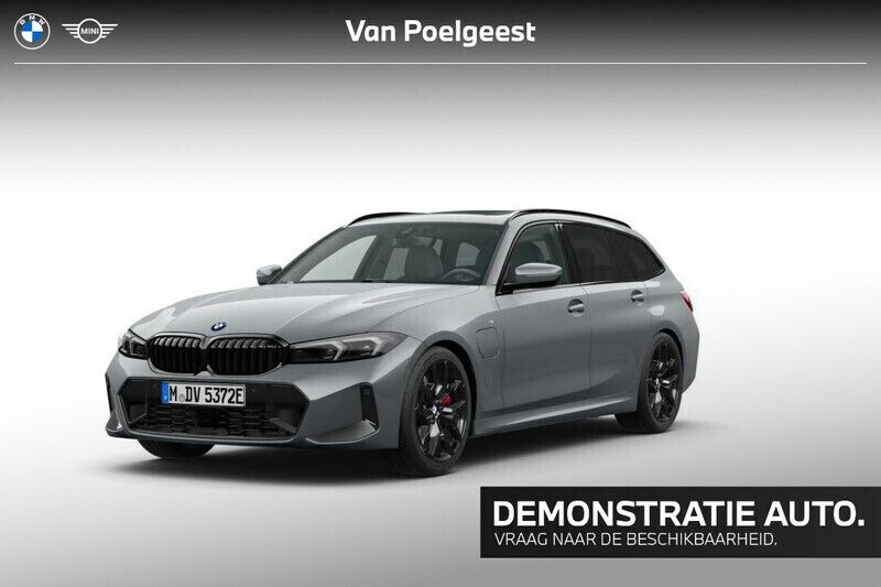 Skyscraper grey metallic (grijs metallic) Gebruikt 2025 BMW 330e Comfort Edition Stationwagen | € 71.323 (Duur) - Afbeelding 1/4