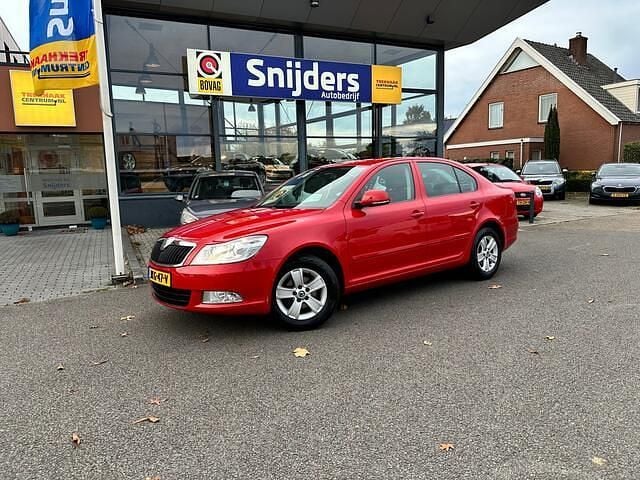 Rood Occasion 2011 Skoda Octavia Ambition Hatchback | € 5.750 (Goede deal) - Afbeelding 1/4