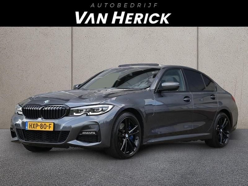 Grijs Gebruikt 2019 BMW 330e M Sport Sedan | € 29.945 (Iets duurder) - Afbeelding 1/4