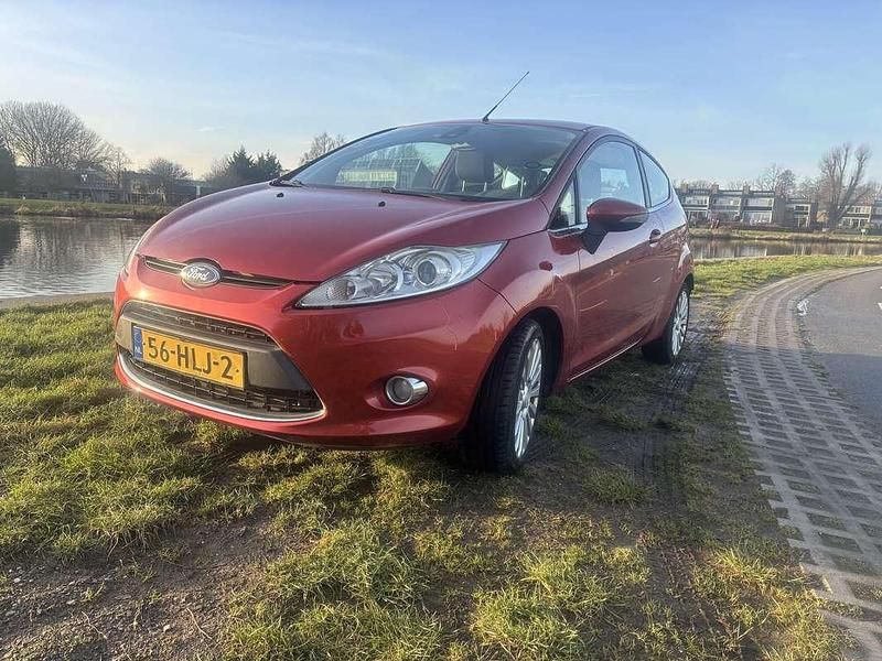 Rood Occasion 2009 Ford Fiesta Titanium Hatchback | € 2.950 (Goede deal) - Afbeelding 1/4
