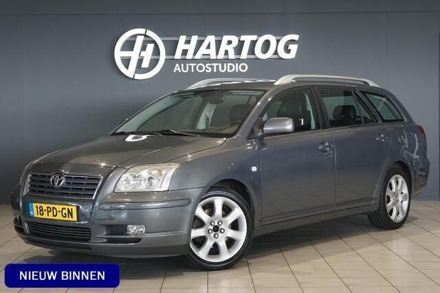 Grijs, metallic lak Gebruikt 2004 Toyota Avensis Luna Stationwagen | € 2.450 (Iets duurder) - Afbeelding 1/4