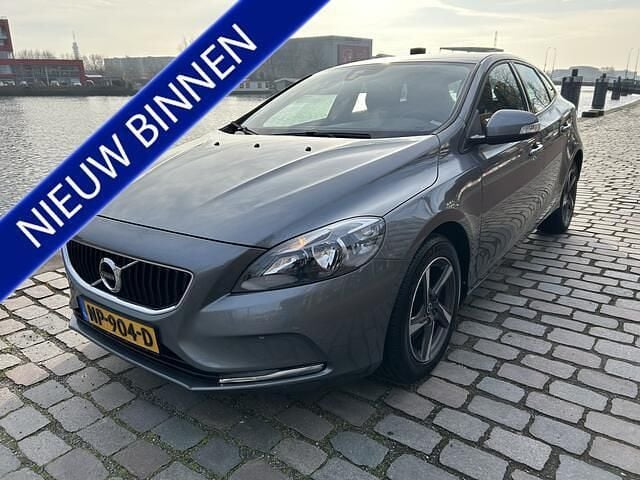 Grijs Occasion 2017 Volvo V40 Kinetic Hatchback | € 10.950 (Eerlijke prijs) - Afbeelding 1/4