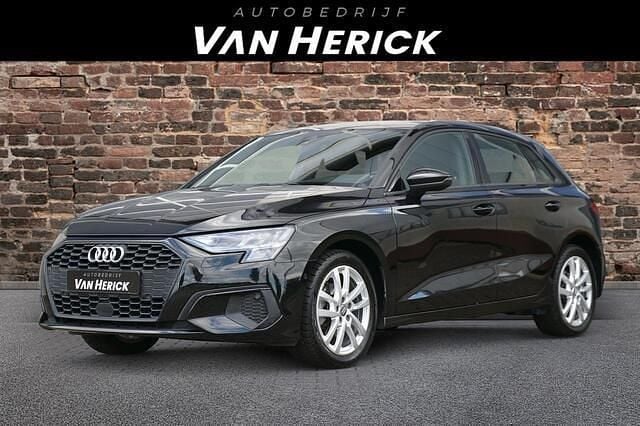 Zwart Gebruikt 2023 Audi A3 Sportback Attraction Hatchback | € 26.745 (Super prijs) - Afbeelding 1/4