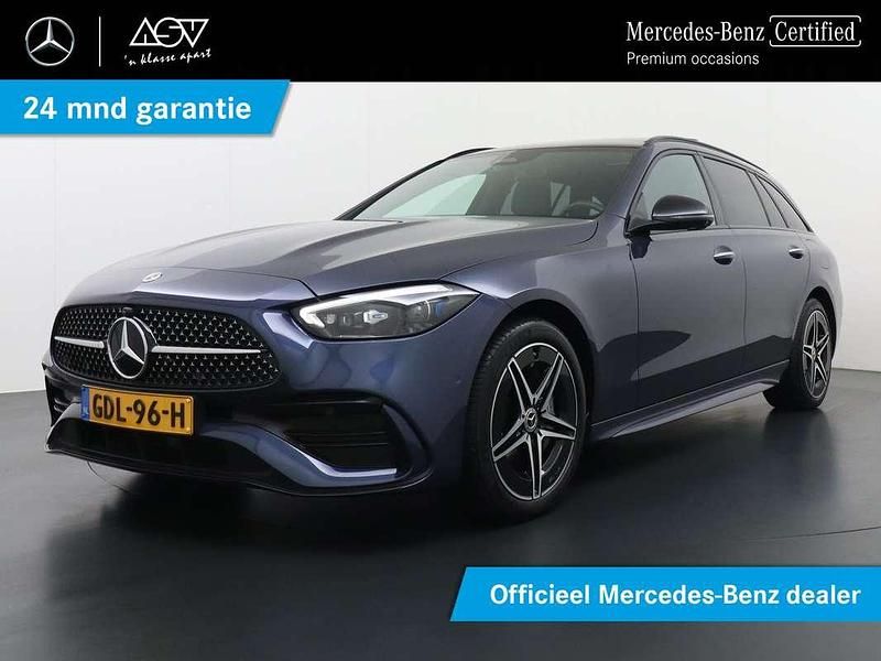 Blauw, metallic lak Gebruikt 2024 Mercedes C300e AMG line Stationwagen | € 51.880 (Eerlijke prijs) - Afbeelding 1/4