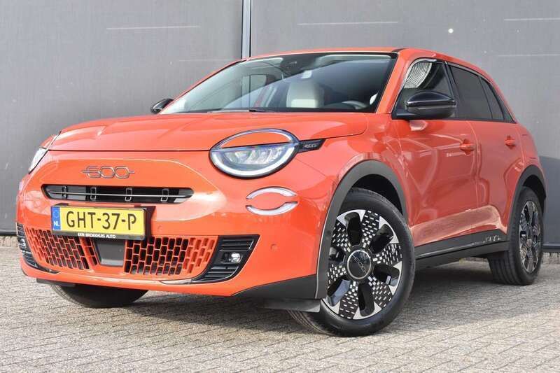 Oranje Gebruikt 2024 Fiat 600E La Prima SUV | € 26.900 (Goede deal) - Afbeelding 1/4