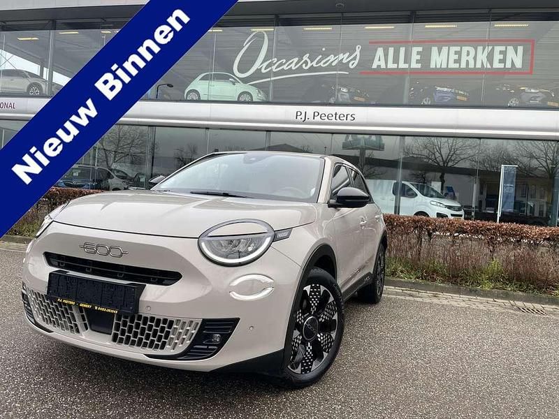 Beige Occasion 2024 Fiat 600 La Prima Sedan | € 26.950 - Afbeelding 1/4