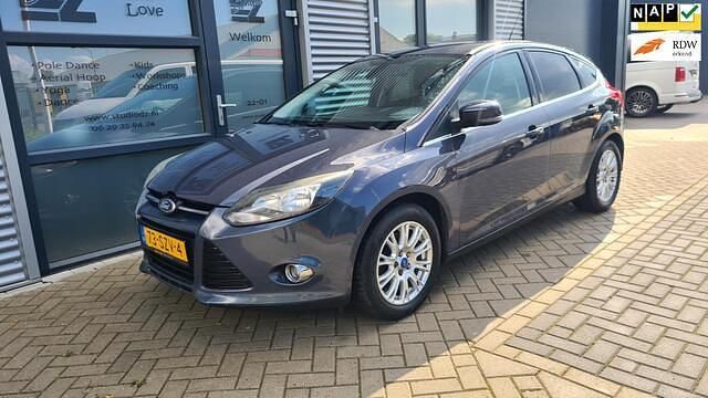 Grijs Gebruikt 2012 Ford Focus Titanium Hatchback | € 2.750 (Goede deal) - Afbeelding 1/4