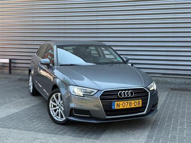 Grijs Gebruikt 2017 Audi A3 Sportback Design Hatchback | € 13.950 (Eerlijke prijs) - Afbeelding 1/4