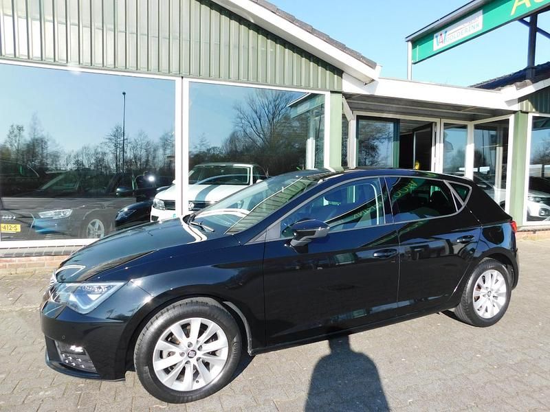 Zwart Gebruikt 2019 Seat Leon Style Hatchback | € 14.950 (Iets duurder) - Afbeelding 1/4