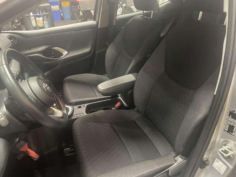 Grijs Gebruikt 2021 Toyota Yaris Hybrid Active Hatchback | € 19.800 (Eerlijke prijs) - Afbeelding 1/1