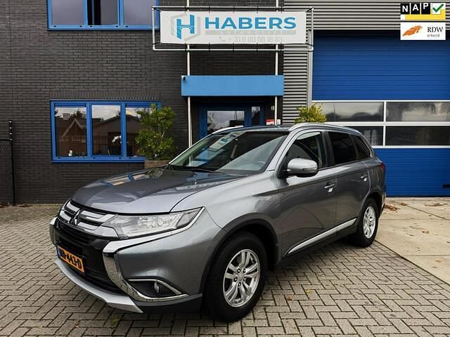 Grijs Gebruikt 2017 Mitsubishi Outlander Edition SUV | € 16.745 (Eerlijke prijs) - Afbeelding 1/4