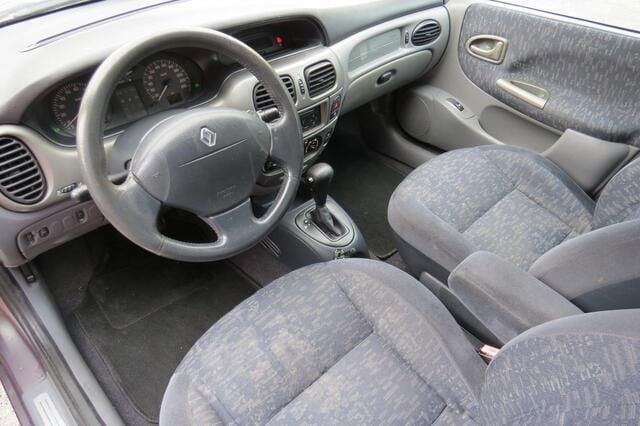 Occasion Renault Mégane 107 PK (78 kW) 2001 Grijs, metallic lak Sedan