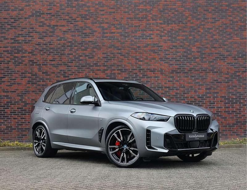 Grijs (mat) Occasion 2025 BMW X5 M Sport SUV | € 109.950 - Afbeelding 1/4