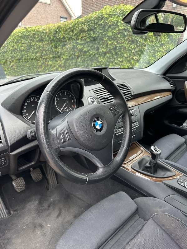 Zwart Gebruikt 2011 BMW 118 Hatchback | € 4.950 (Super prijs) - Afbeelding 1/4