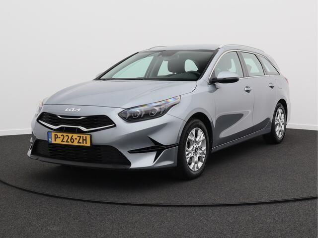 Grijs, metallic lak Gebruikt 2022 Kia Ceed Sportswagon Stationwagen | € 20.450 (Goede deal) - Afbeelding 1/4