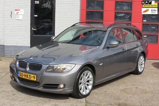Grijs, metallic lak Gebruikt 2009 BMW 318 Stationwagen | € 2.850 (Eerlijke prijs) - Afbeelding 1/4