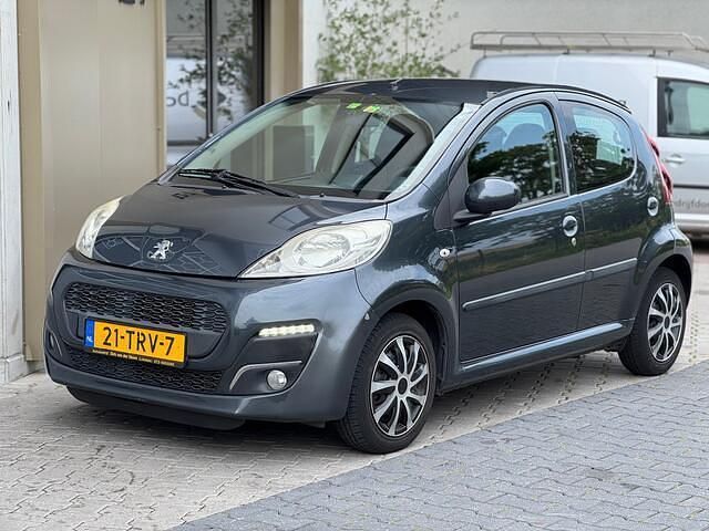 Grijs Gebruikt 2012 Peugeot 107 Active Hatchback | € 2.950 (Eerlijke prijs) - Afbeelding 1/4