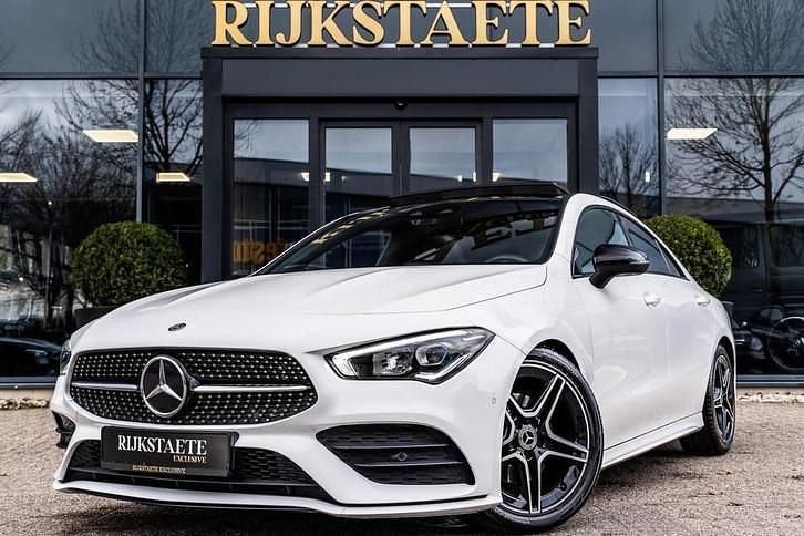 Wit Occasion 2019 Mercedes CLA180 AMG Sedan | € 29.900 (Iets duurder) - Afbeelding 1/4