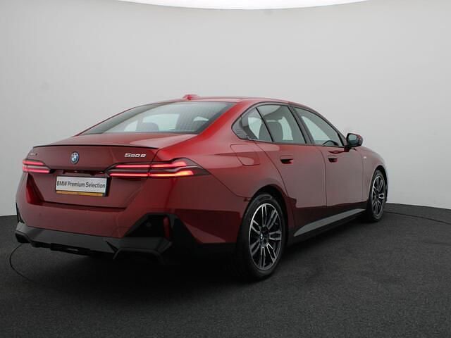 Occasion BMW 550e M Sport 489 PK (359 kW) 2025 Rood (metallic) Sedan